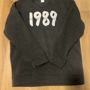 Women’s Oversized Small Taylor’s Version 1989 World Tour Custom Sweatshirt Grey
